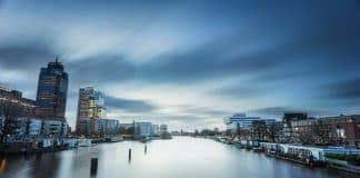 klimaatverandering: Amstel in Amsterdam, afgebeeld in foto.