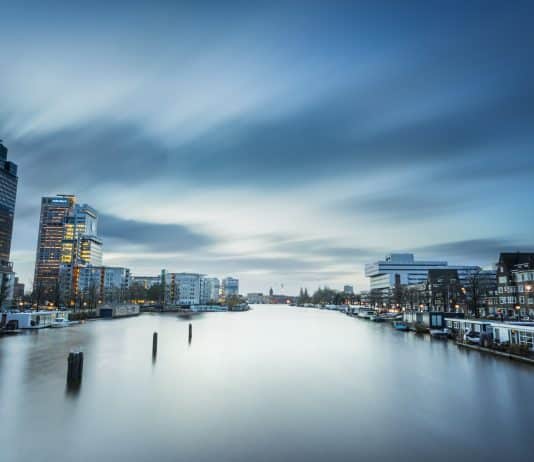 klimaatverandering: Amstel in Amsterdam, afgebeeld in foto.