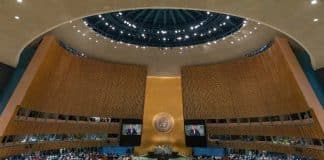 Zitting van de VN-Algemene Vergadering, afgebeeld in foto.