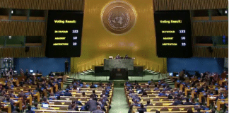 VN-Algemene vergadering stemt voor resolutie, afgebeeld in foto.