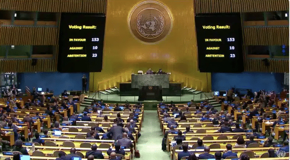 VN-Algemene vergadering stemt voor resolutie, afgebeeld in foto.