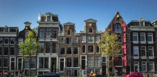 Huizen in Amsterdam, Nederland, afgebeeld in foto.