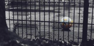 Armoede afgebeeld in foto met voetbal