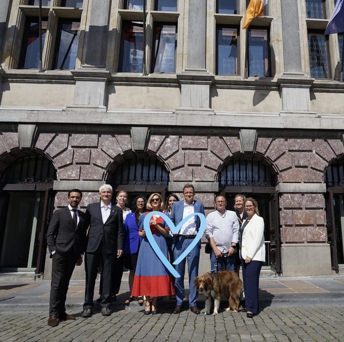 Vertegenwoordigers van de NGO's Sürya, PAG-ASA en Payoke, samen met de Belgische minister van Justitie, Paul Van Tigchelt en vertegenwoordigers van UNODC en IOM, bij de lancering van de Blue Heart-campagne tegen mensenhandel in Antwerpen, België