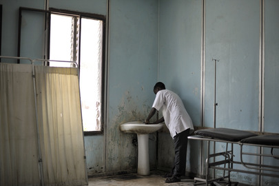 A nurse washes his hands in the emergency room at Madina Hospital in Mogadishu, Somalia. UN Photo:Tobin Jones