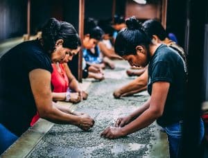 kvinner-bønner-arbeid