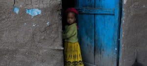 jente-hus-dør-etiopia