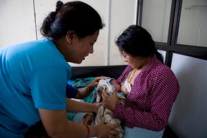 kvinne-ammer-nepal-sykepleier