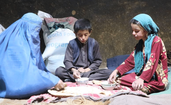 Afghanistan-mat-WFP-familie-spiser