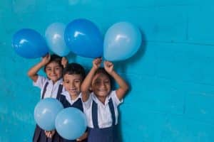 Barn som leker med ballonger