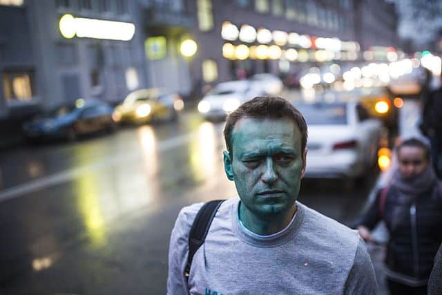 Navalnyj med malt ansikt