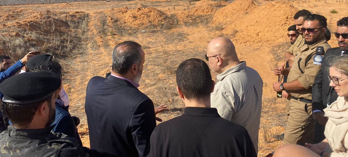 ICCs aktor Karim Khan besøker søppelfyllingen i Tarhunah i Libya, der det er identifisert en rekke massegraver. Foto: ICC