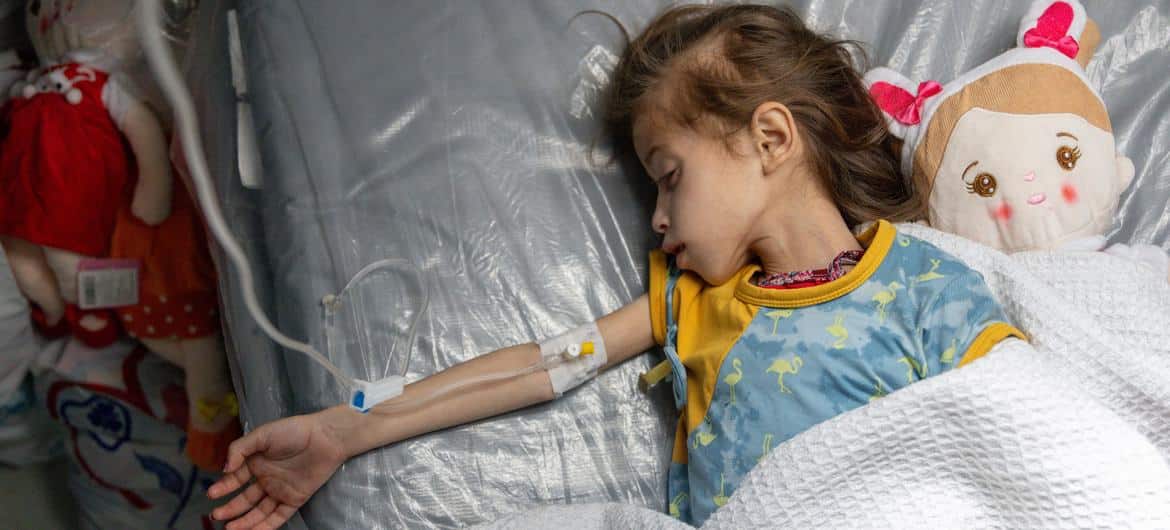Et barn med alvorlig akutt underernæring og dehydrering behandles på et feltsykehus sør i Gaza i april 2024. Foto: © WHO