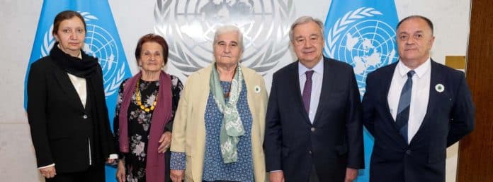 Generalsekretær António Guterres (nummer to fra høyre) møter representanter for Foreningen for ofre og vitner til folkemord og bevegelsen "Mødrene i Srebrenica- og Žepa-enklaven". Foto: FN-foto/Eskinder Debebe