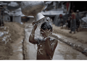 En gutt vasker seg i Balukhali, en del av flyktningleiren som huser over 800 000 rohingya-flyktninger i Cox's Bazar i Bangladesh. Foto: UNICEF/UN0219073/Modola