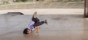 Afghanistans første kvinnelige breakdanser, Manizha Talash, konkurrerer i Paris. Foto: Den internasjonale olympiske komité