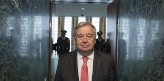 António Guterres, Secretário-Geral indigitado, a caminho do plenário da setenta e primeira sessão da Assembleia Geral para aprovar a sua nomeação como nono Secretário-Geral das Nações Unidas.