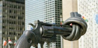 Escultura da Não Violência, presente na sede da ONU. UN Photo - Michos Tzovaras