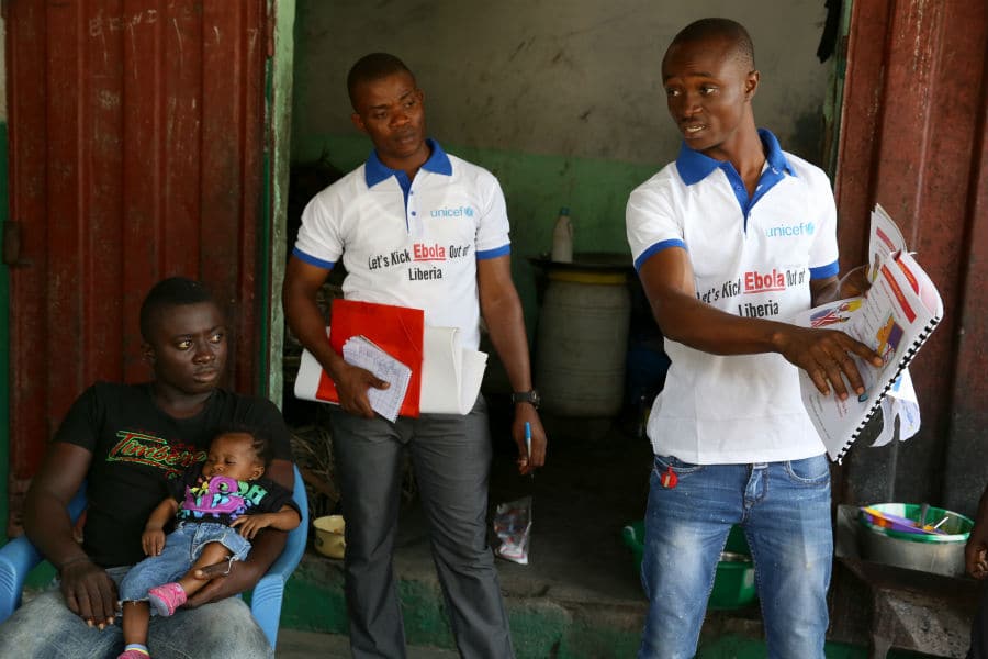 Voluntários em campanha contra o Ébola na Libéria