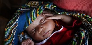 Criança dorme descandamente na República Centro-Africana. UNICEF / Bindra