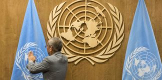 Um funcionário prepara as bandeiras da ONU para o Debate de Alto Nível da Assembleia Geral da ONU. Créditos: ONU / Kim Haughton