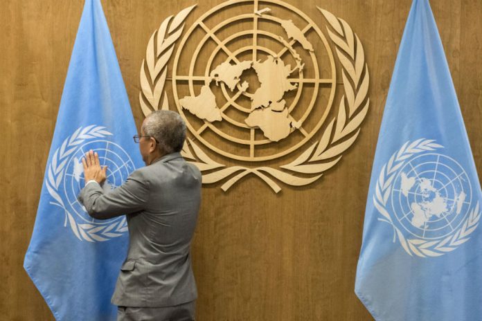 Um funcionário prepara as bandeiras da ONU para o Debate de Alto Nível da Assembleia Geral da ONU. Créditos: ONU / Kim Haughton