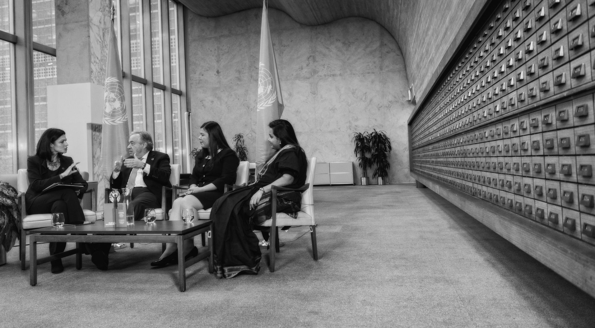 Conversa sobre como atingir a igualdade de género transmitida no Facebook Live. O secretário-geral António Guterres juntou-se a várias mulheres influentes para debater como atingir a igualdade de género através do ativismo e da ação. Créditos: UN Photo / Mark Garten (Nova Iorque, março de 2018)