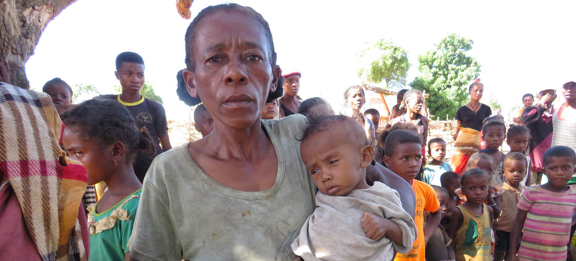 Uma mãe espera receber comida para seu filho em área do sul de Madagascar afetada pela seca.