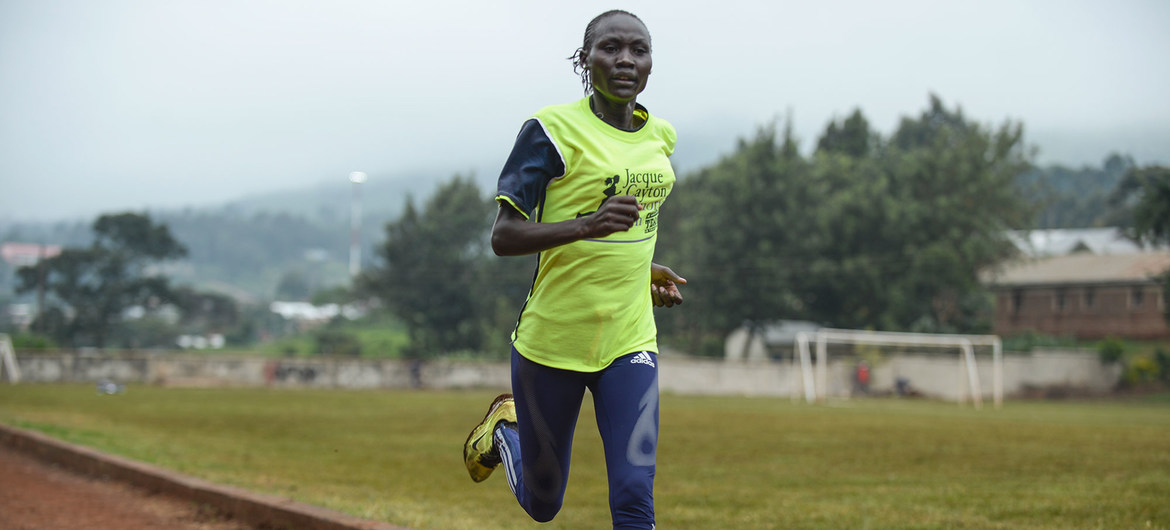 Corredora Anlelina Nadai, do Sudão do Sul, treina em Nairobi. Ela faz parte da Equipe Olímpica de Refugiados