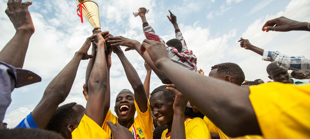 Jogadores de futebol celebram vitória em campo de refugiados Zam Zam, no Darfur Norte. 