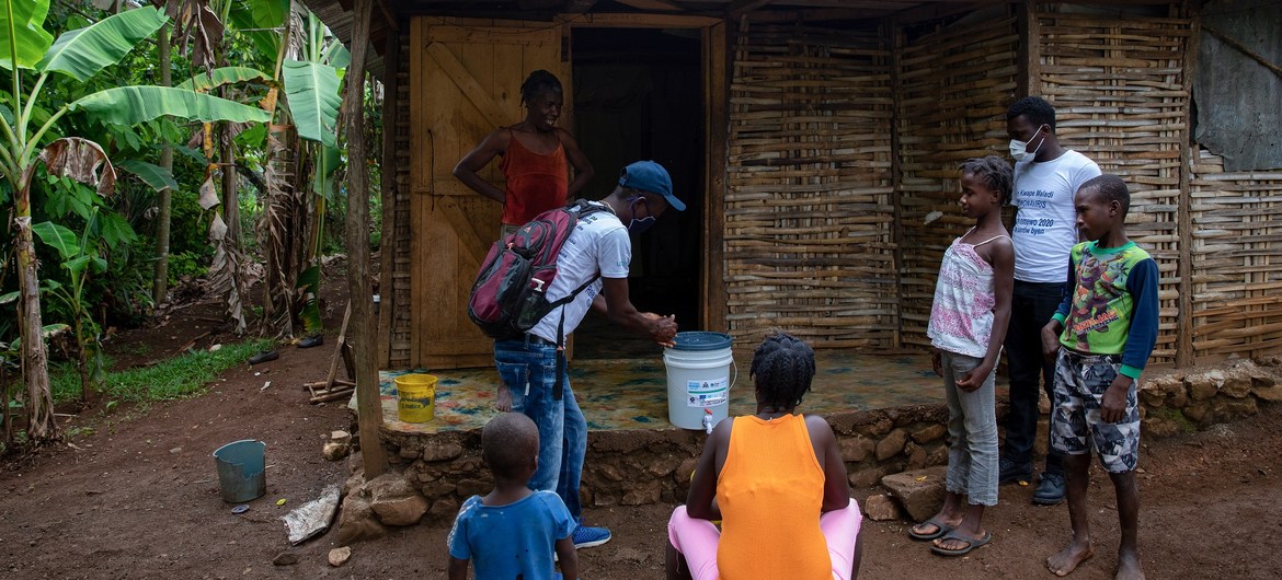 Antes do terremoto, equipe do Unicef visita família em Dame-Marie, no Haiti