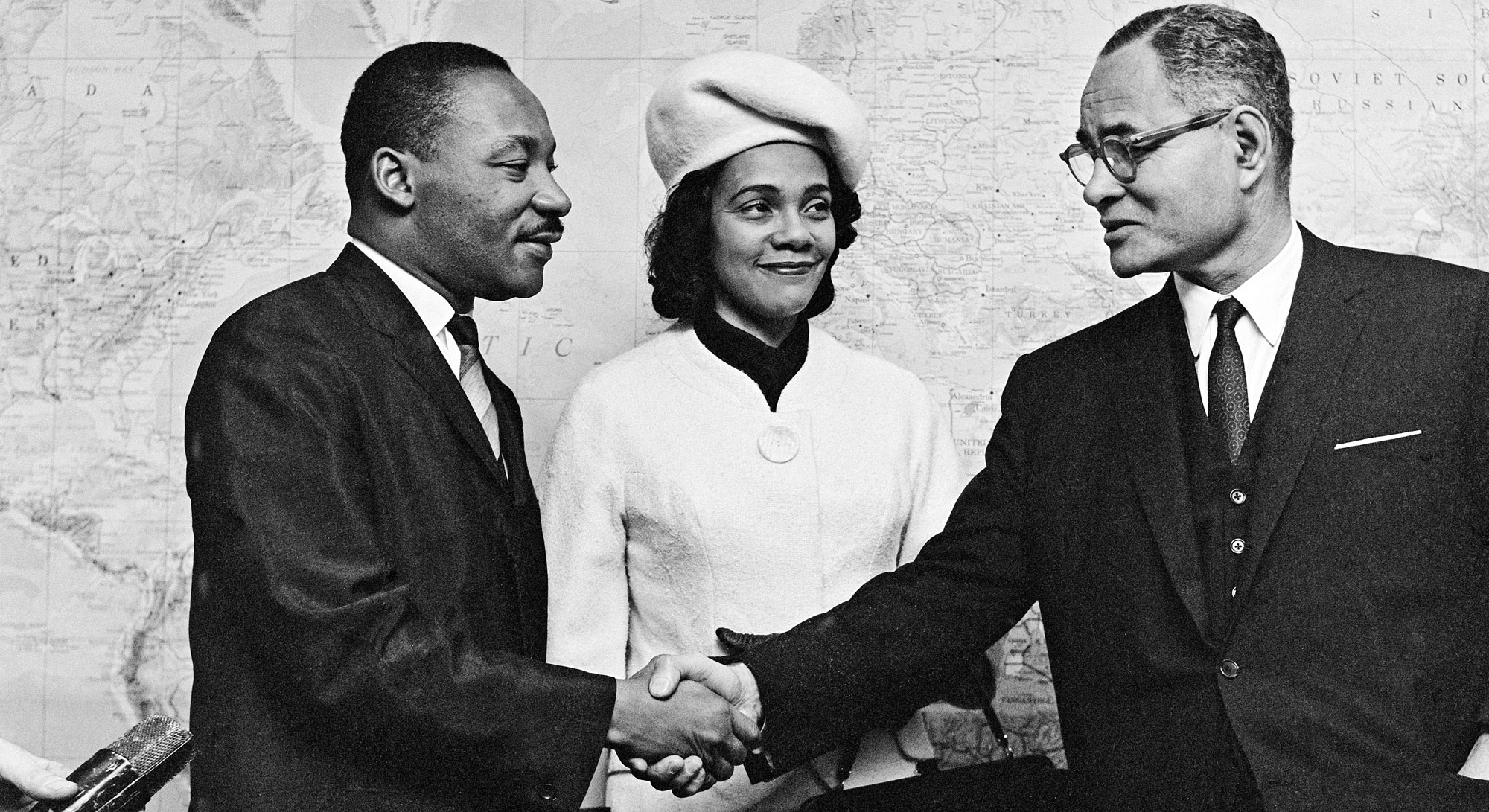 Martin Luther King Jr., sua esposa, Coretta Scott King, e Ralph Bunche, na época, subsecretário-geral para Assuntos Políticos na ONU. 