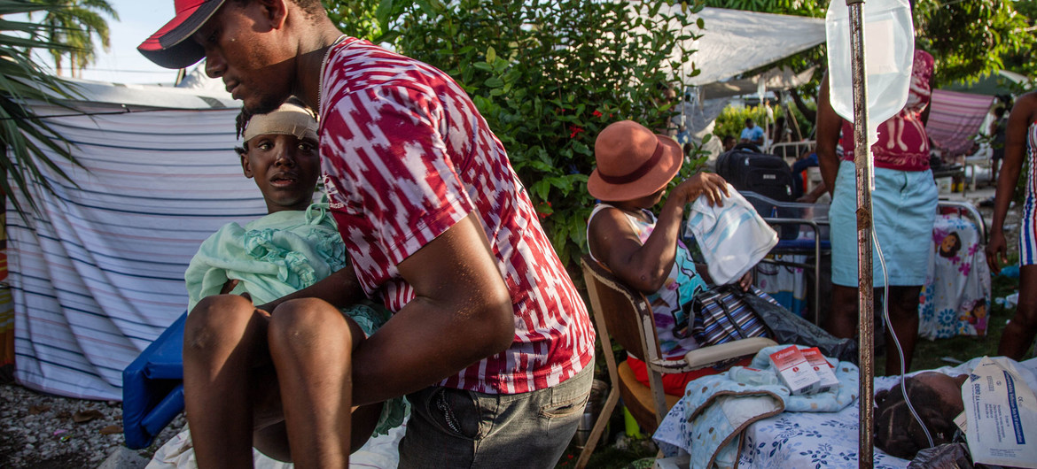 Feridos após o terremoto no Haiti buscam assistência em hospital 
