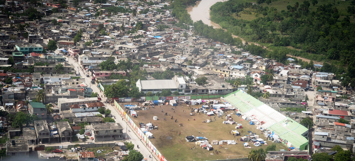 Campo de esportes em Les Cayes usado como acampamento temporário para pessoas desabrigadas pelo recente terremoto no Haiti