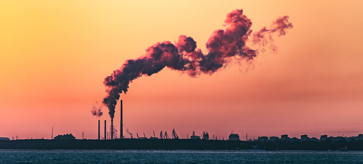 A poluição do ar pelas usinas de energia contribui para o aquecimento global.