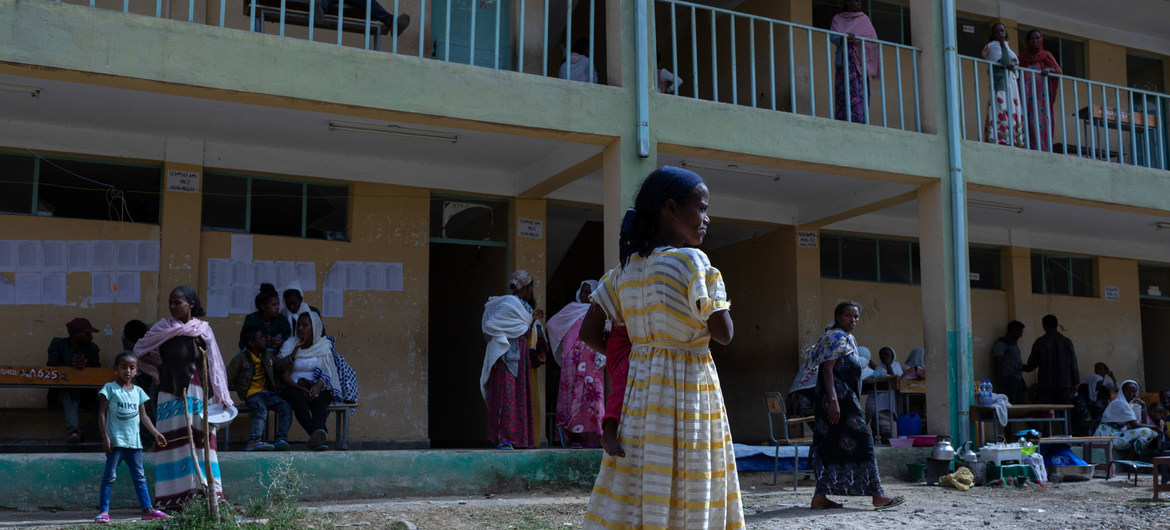 Menina em centro para deslocados internos em Tigray, na Etiópia