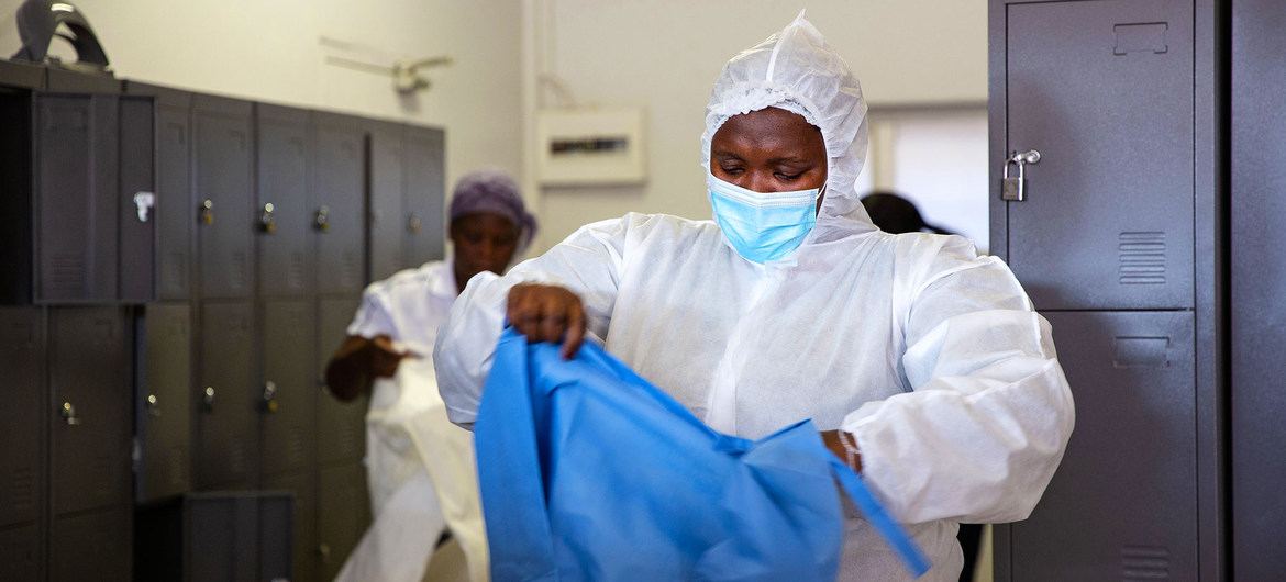 Enfermeira em hospital que trata pacientes com Covid-19 na África do Sul