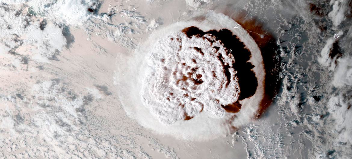 Erupção explosiva do vulcão Hunga Tonga-Hunga em 15 de janeiro de 2022.