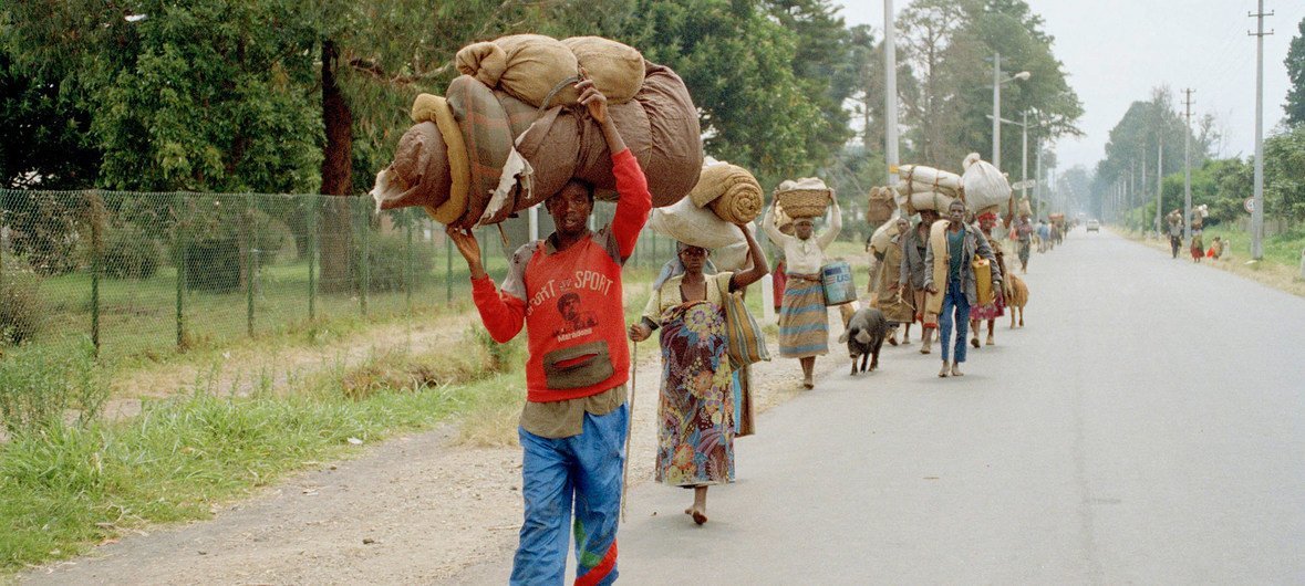 Refugiados ruandeses que fugiram do país durante o genocídio voltam para casa em 2005