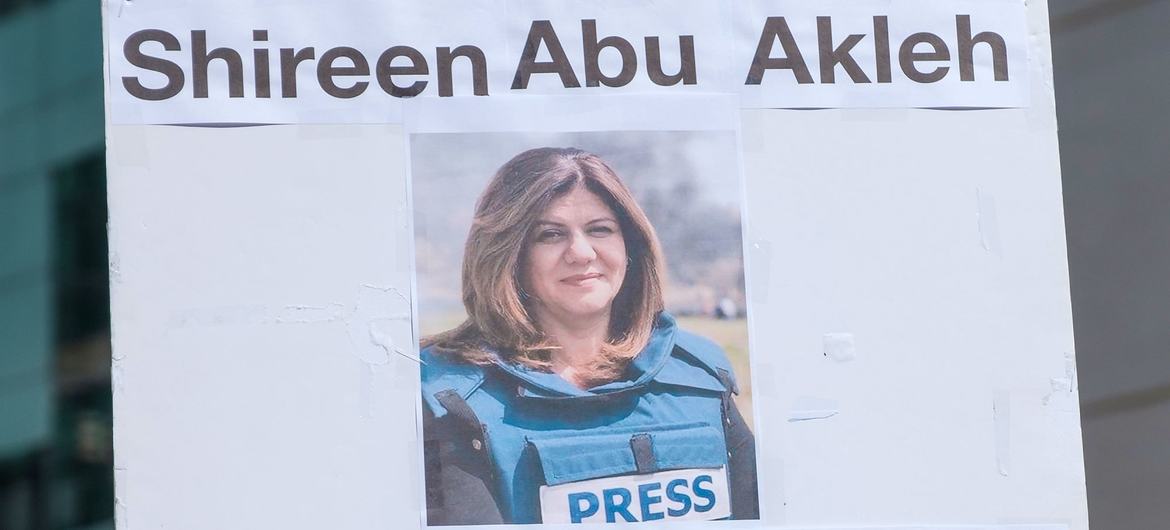 Cartaz de um protesto em Londres em apoio à jornalista palestina Shireen Abu Akleh