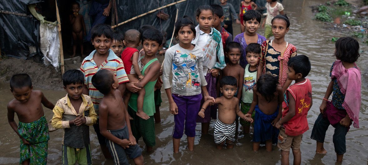 Crianças rohingya em Cox's Bazar, Bangladesh, durante a época das monções. 