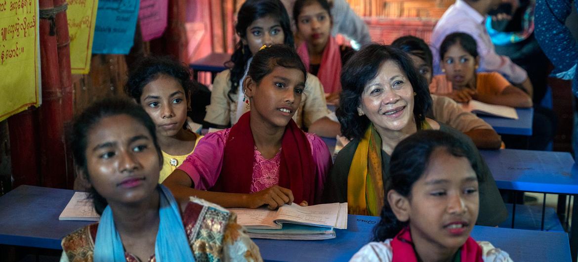 Noeleen Heyzer, enviada especial do secretário-geral da ONU para Mianmar, visita um centro de aprendizagem em um campo de refugiados de Bangladesh