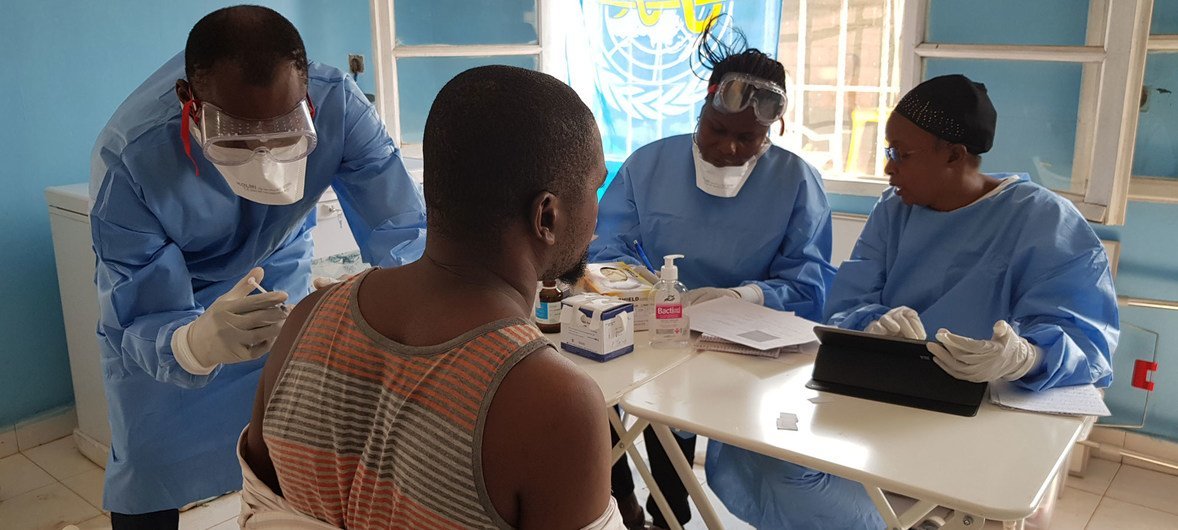 Vacinação em Mbandaka, na República Democrática do Congo, durante o último surto de ebola. 