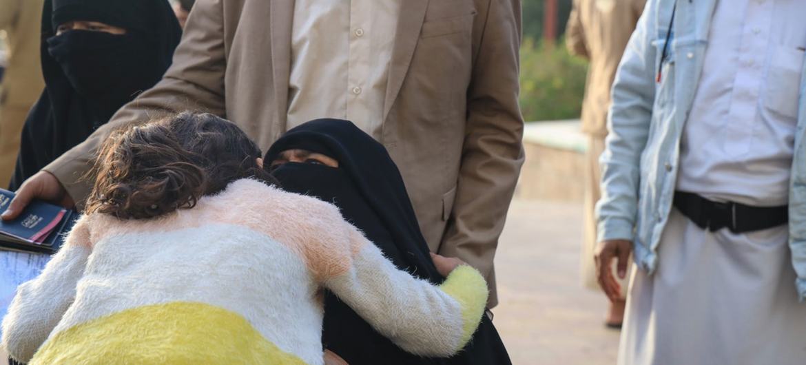 Mulheres se abraçam no aeroporto de Sana'a, no Iêmen, durante o primeiro voo comercial em quase seis anos