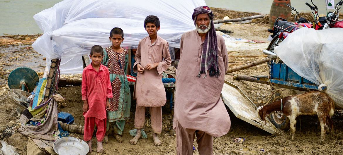 Famílias sobrevivem sem abrigo depois de se mudarem para um local mais seguro quando a água da enchente atingiu vilarejos na província do Baluchistão, no Paquistão