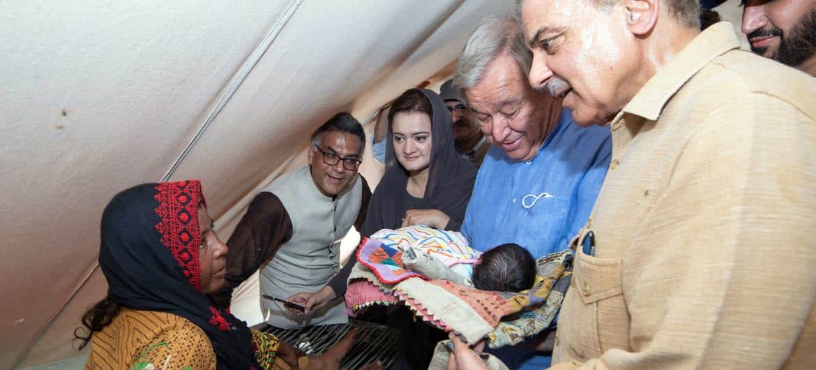 Guterres e o primeiro-ministro Shehbaz Sharif com Perwin, um bebê nascido em Usta Muhammad, Baluchistão. Com apenas algumas semanas de vida, Perwin e sua mãe foram deslocados pelas enchentes devastadoras que atingiram o Paquistão