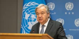 O Secretário-Geral António Guterres informa os jornalistas sobre a Iniciativa para o Mar Negro. "Temos alguns desenvolvimentos positivos e significativos - a confirmação da Federação Russa de continuar a sua participação na Iniciativa para o Mar Negro por mais 60 dias", disse o Secretário-Geral.
