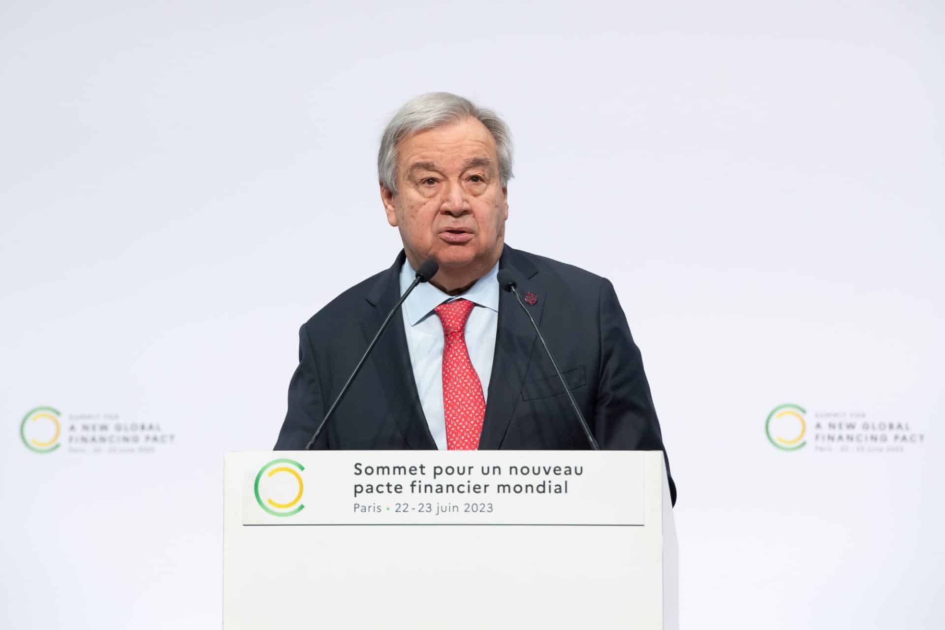 O Secretário-Geral António Guterres discursa na Cimeira de Paris sobre Finanças Globais, organizada por Emmanuel Macron, Presidente da República Francesa.