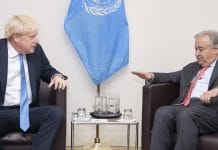 Storbritanniens premiär minister Boris Johnson diskuterar med António Guterres