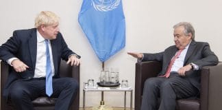 Storbritanniens premiär minister Boris Johnson diskuterar med António Guterres